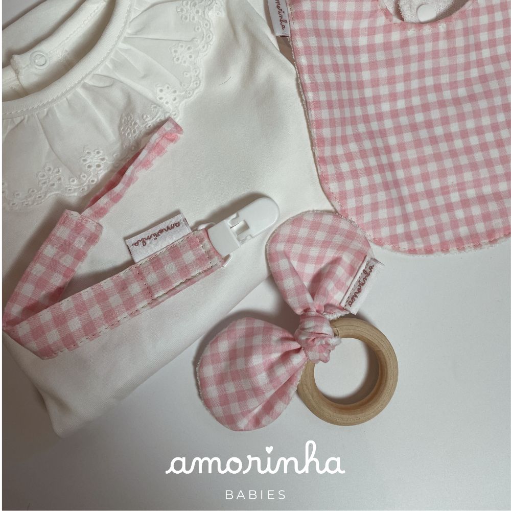 Conjunto de acessórios para bebé com padrão rosa aos quadrados e body branco bordado