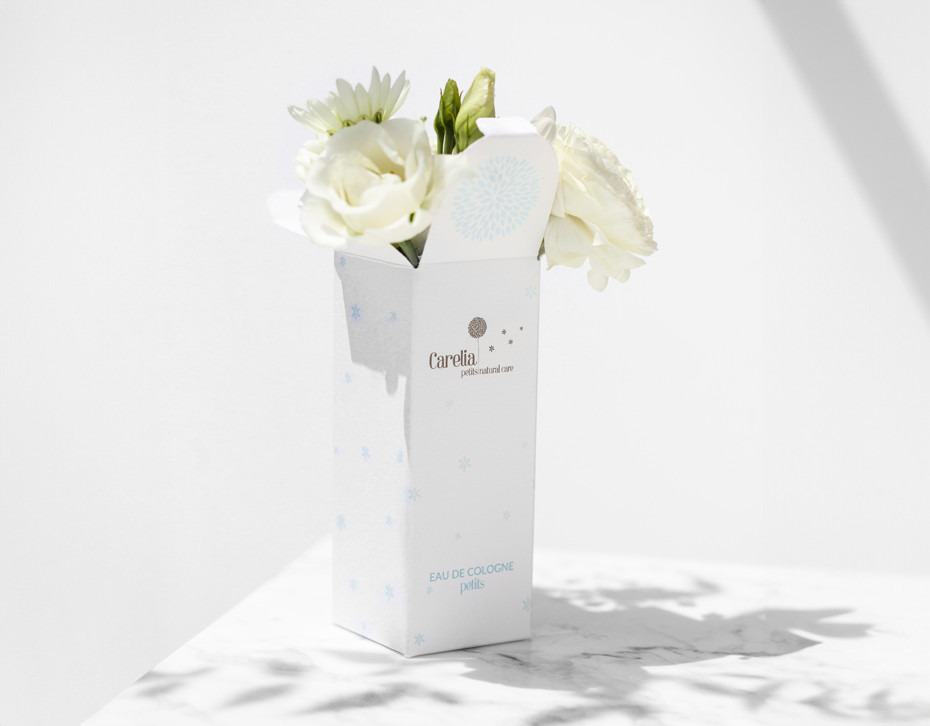 Caixa branca com flores brancas e texto carelia petits natural care.