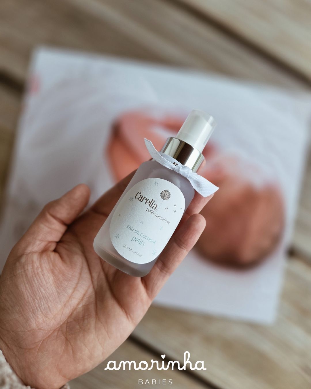 Frasco de água de colónia Carelia para bebés na mão