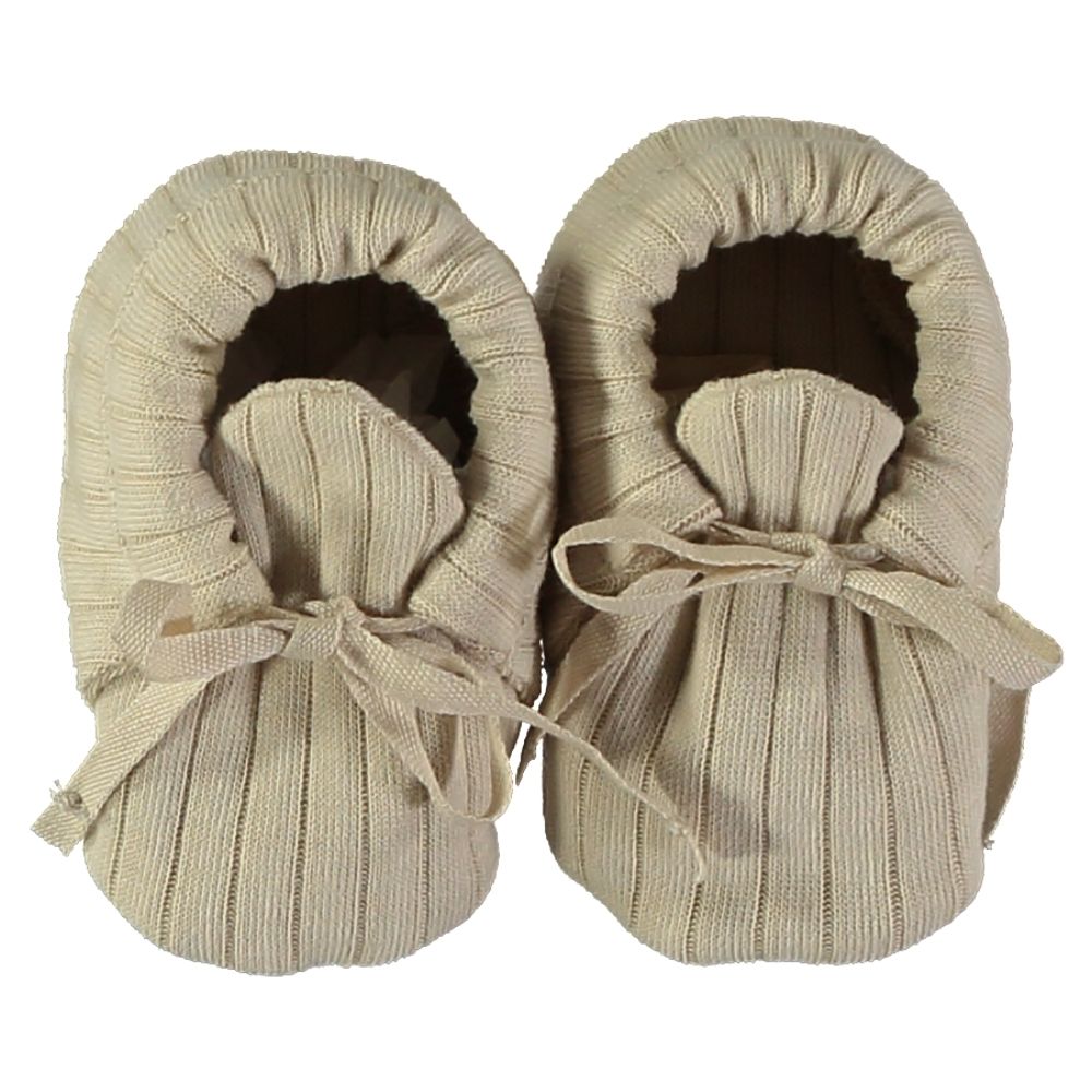 Sapatilhas de bebé em tecido canelado bege com fitas