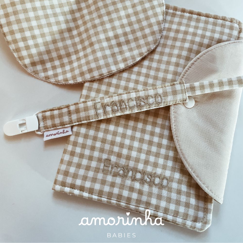 Acessórios para bebé xadrez bege e branco com nome bordado Francisco
