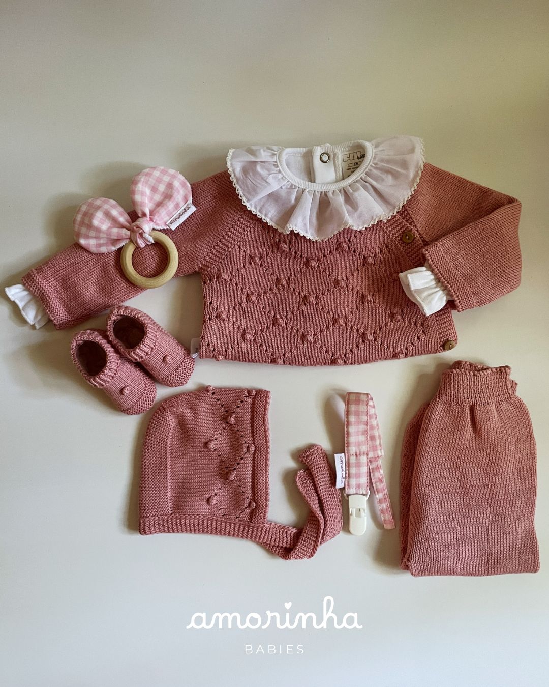 Conjunto de bebé rosa com camisola, calças, gorro, sapatinhos, prendedor de chucha e mordedor com padrão xadrez