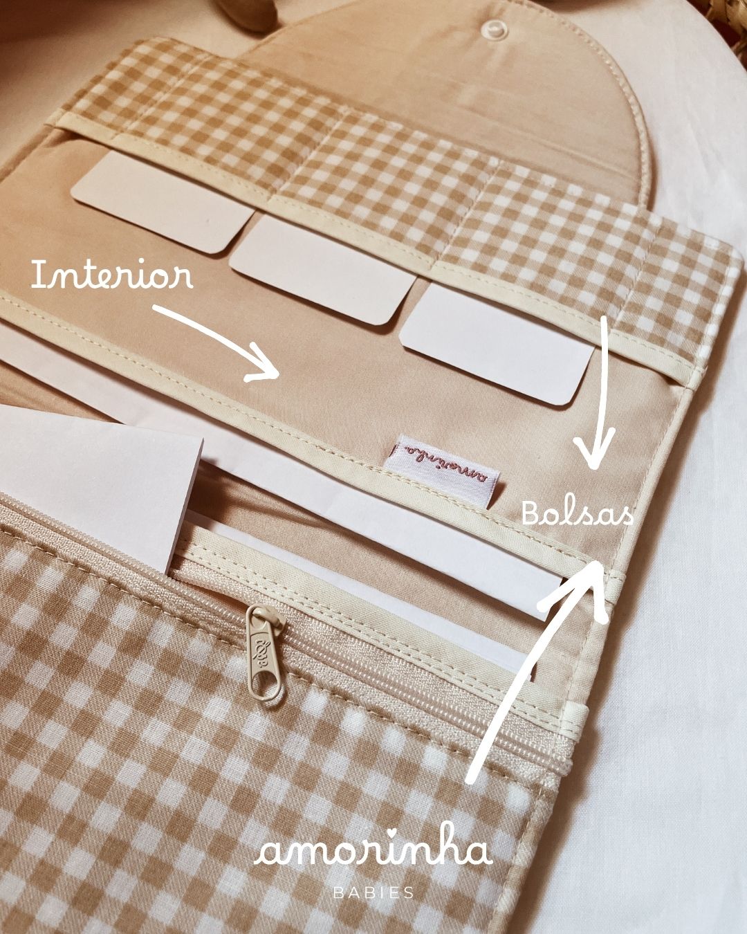 Carteira organizadora em tecido vichy bege e branco com bolsos interiores e fecho de correr