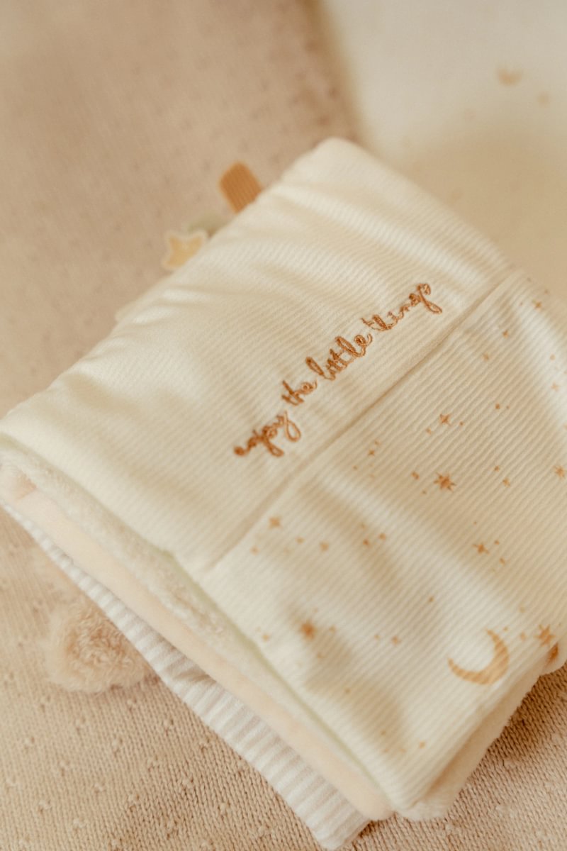 Fraldas ou panos de bebé creme com estrelas e texto bordado