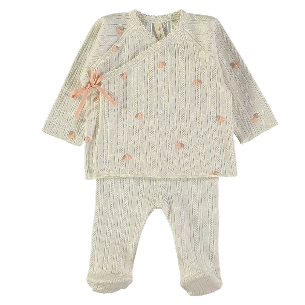 Conjunto de bebé creme em malha com padrão riscado e desenhos cor de pêssego.