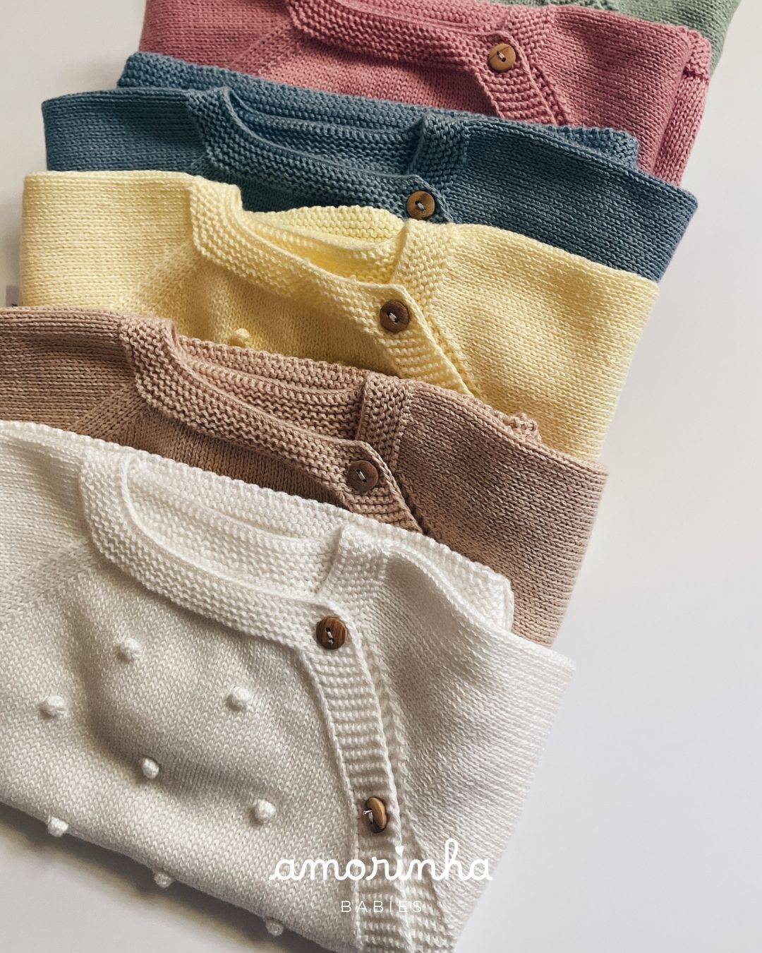 Cardigans de malha para bebés em várias cores com botões de madeira