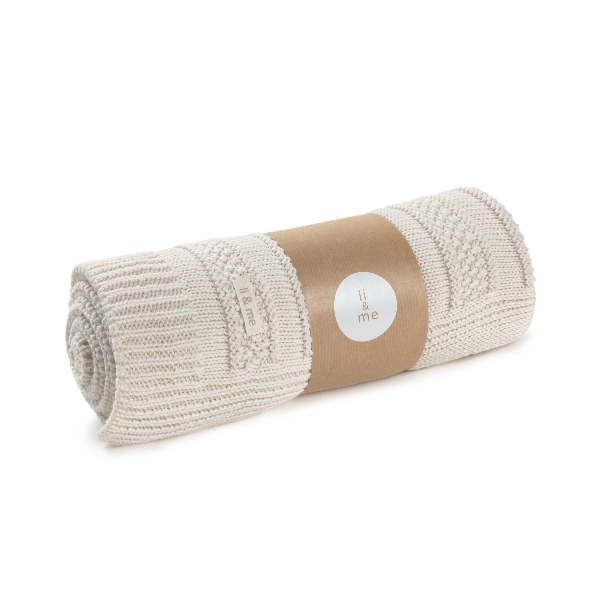 Manta de malha cremosa enrolada com faixa de papel e etiqueta li & me