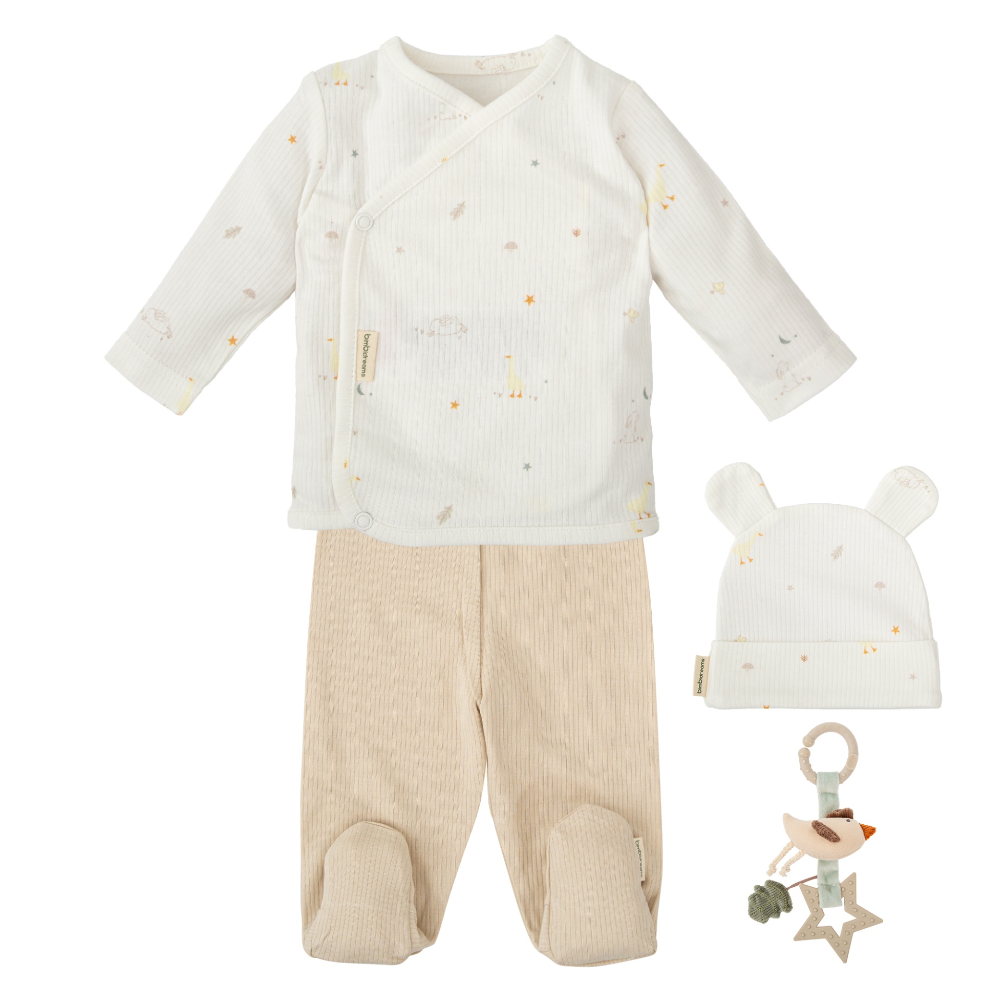 Conjunto de roupa e brinquedo para bebé em tons branco e bege com desenhos pequenos e estampados.