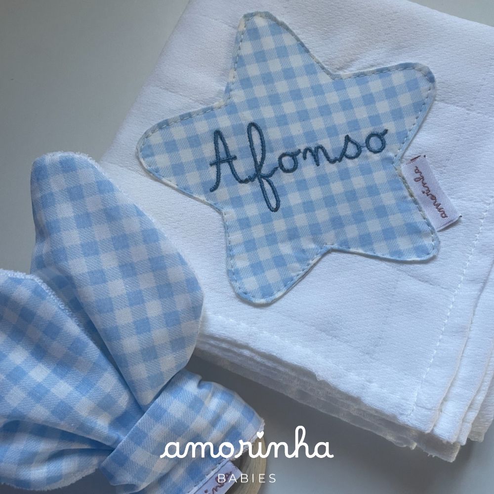 Toalha branca com estrela de tecido azul aos quadrados com nome Afonso e acessório azul aos quadrados