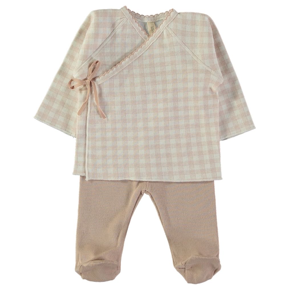 Conjunto de roupa para bebé com camisa xadrez bege e creme e calças bege com pés fechados.