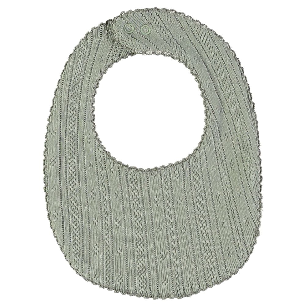 Babete para bebés cinzenta em malha com padrões em relevo e botões de pressão