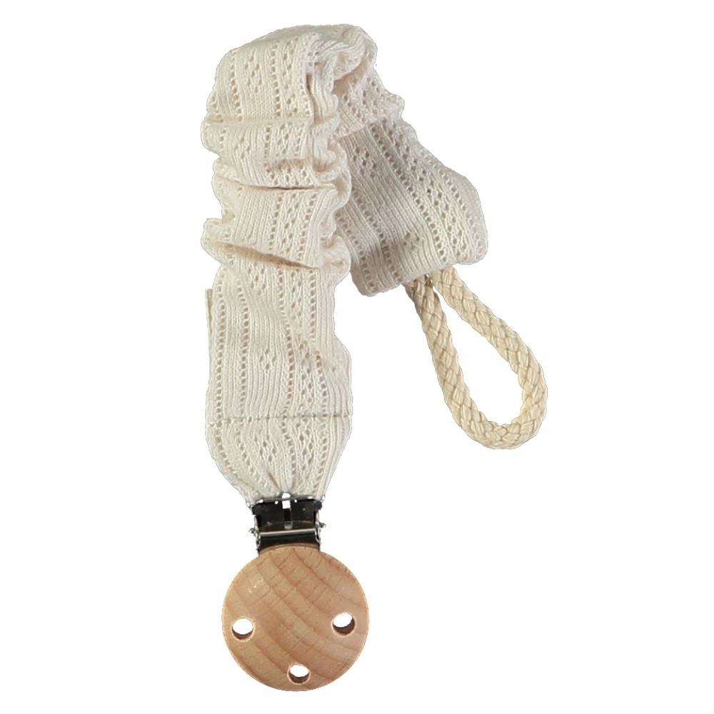 Prendedor de chupeta em tecido creme com detalhe em madeira e presilha
