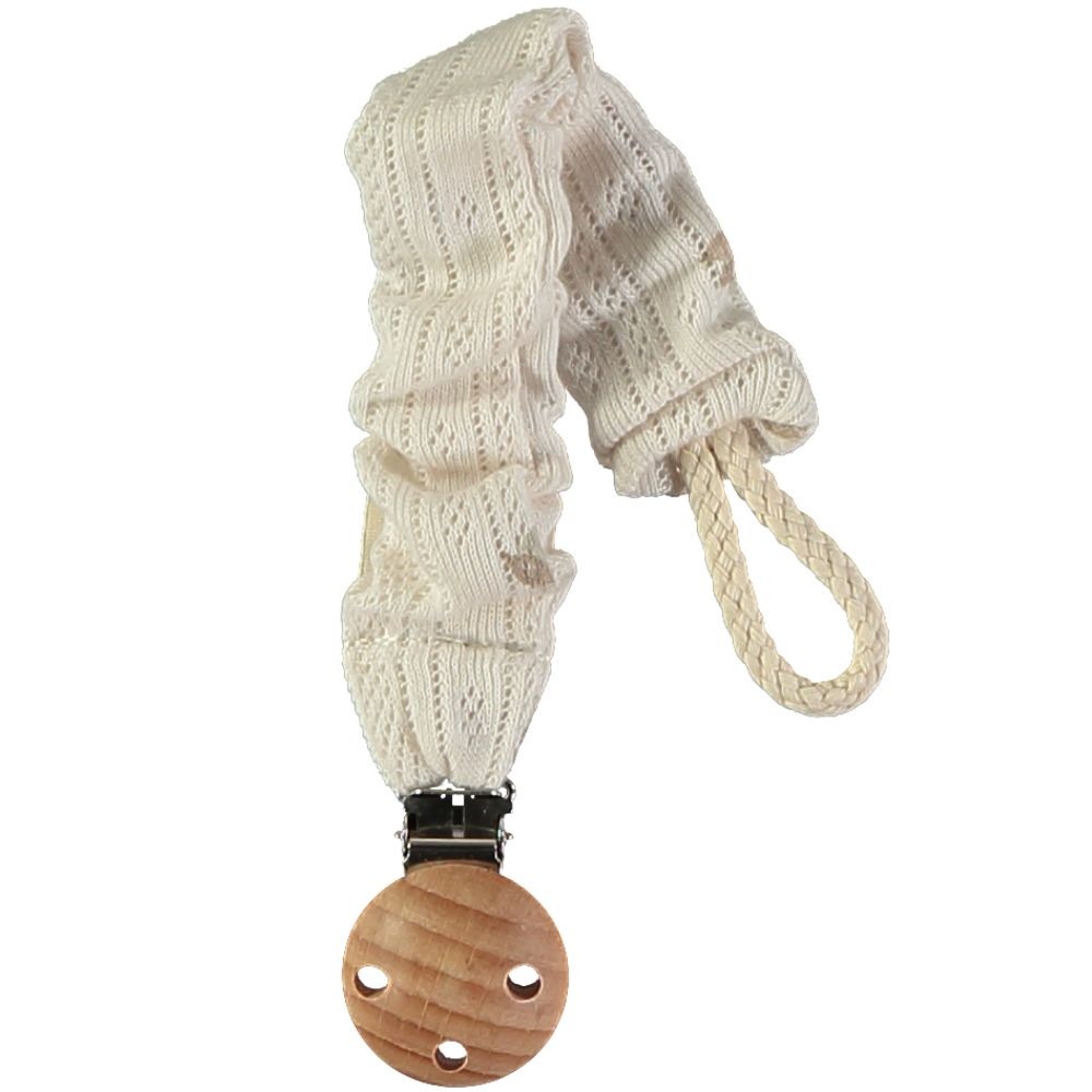 Prendedor de chupeta em tecido bege claro com peça de madeira redonda e três furos