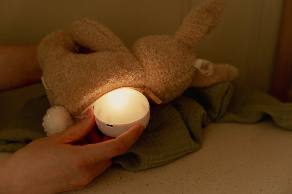 Peluche beige com luz LED e tecido verde