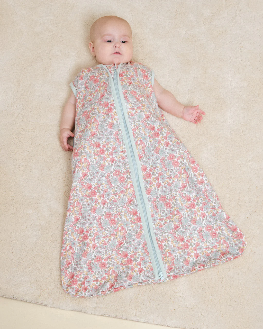 saco de dormir para bebé com padrão floral colorido