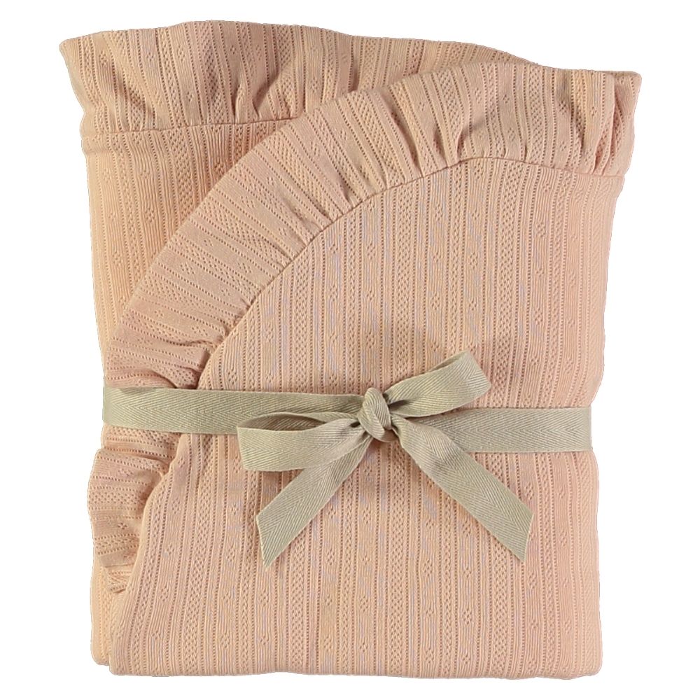 Manta de malha cor de rosa claro com padrão rendado e faixa bege amarrada