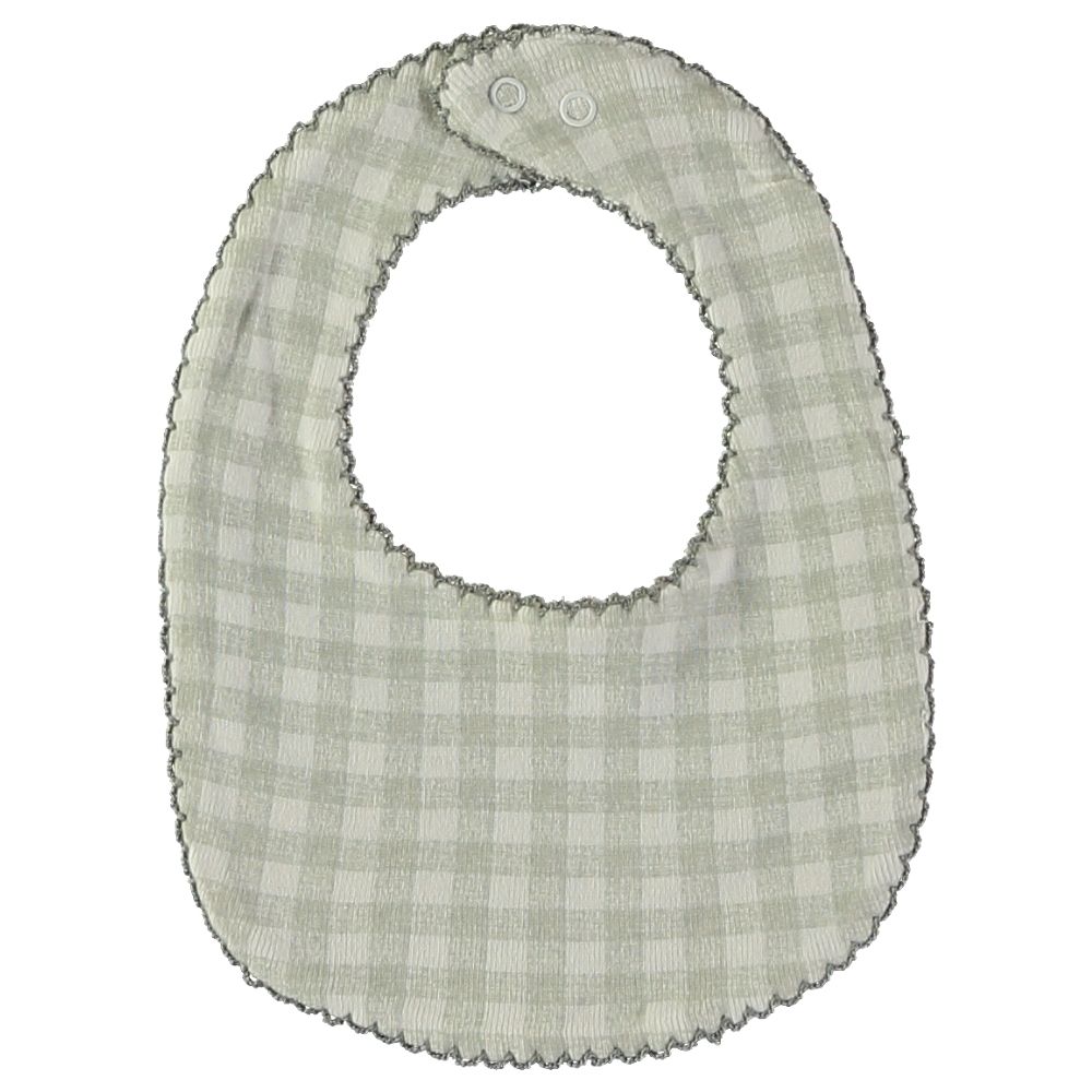 Babete de tecido xadrez cinza claro e branco com borda em crochet cinza escuro