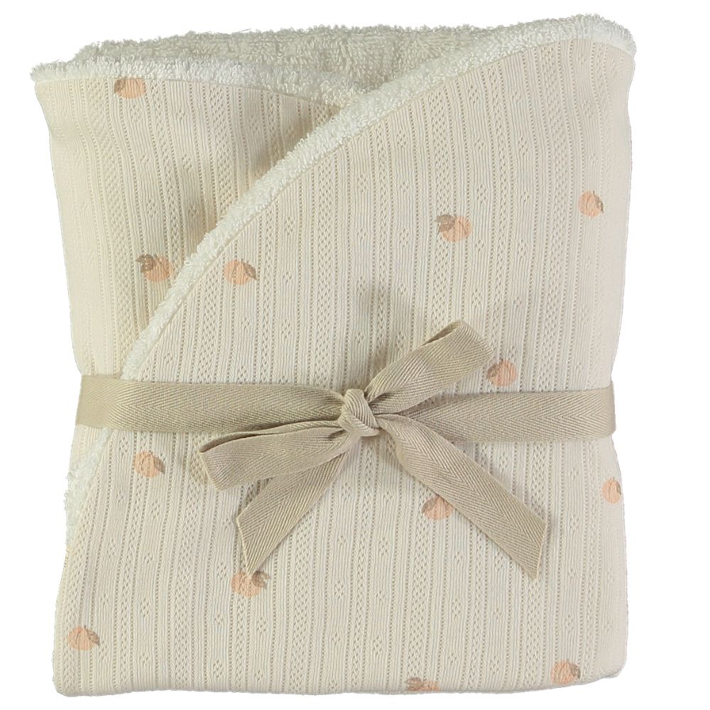 Manta creme com padrão e laço para amarrar