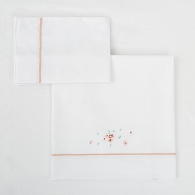 Jogo de cama branco com bordado floral e detalhe rosa