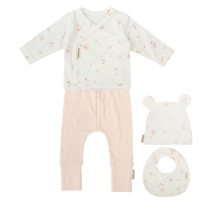 Conjunto de roupa de bebé com camisola, calças, gorro e babete em branco e rosa com estampa floral.