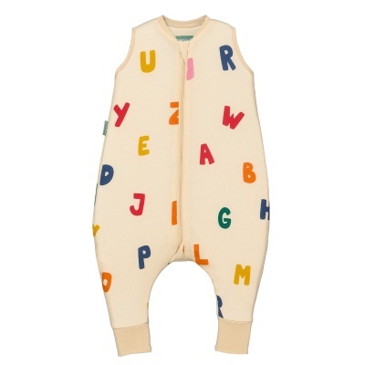 Macacão de bebé bege claro com letras coloridas e fecho zip frontal