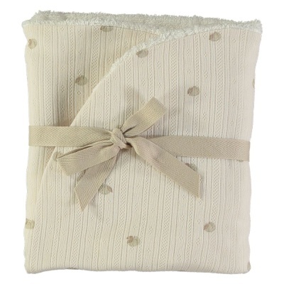 Manta creme com padrão listrado e bolinhas, com fita laçada e interior felpudo