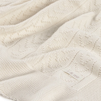 Tecido de malha branca com padrão texturizado e etiqueta i & me