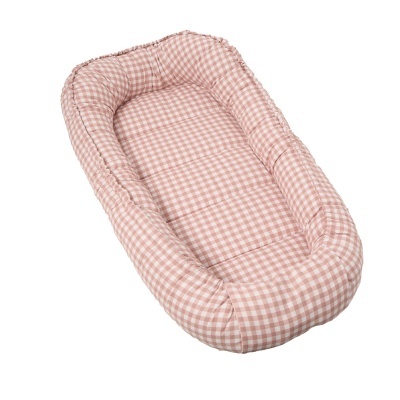 Cama para bebé almofadada rosa com padrão xadrez branco