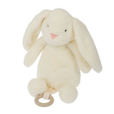 Pelúcia coelho creme com argola de tecido bege em fundo branco