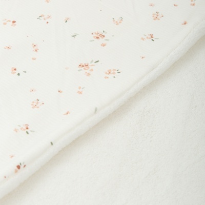 Tecido branco com padrão floral delicado rosa e verde