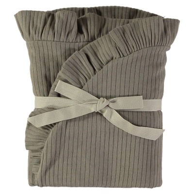 Manta de tecido cinza com borda franzida e fita amarrada