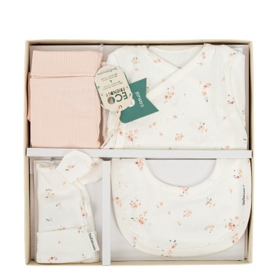 Conjunto de roupa de bebé com padrão floral em embalagem