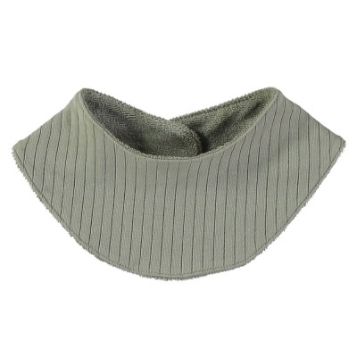 Babete tipo gola verde-acinzentado com textura canelada e fecho de pressão