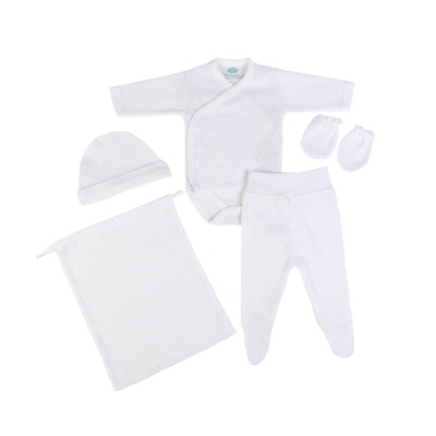 Conjunto de roupa de bebé branco de algodão com body, calças, gorro, luvas e saco