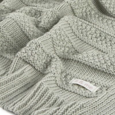 Tecido de malha cinzenta clara com etiqueta li & me