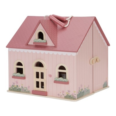 Casa de madeira rosa com decoração floral e pega de corda
