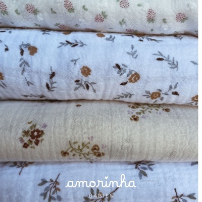 tecidos para bebés com padrões florais delicados e texto amorinha BABIES
