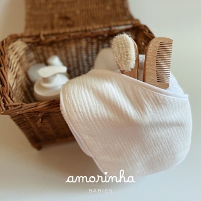 Cesto em vime com acessórios de cuidado para bebés