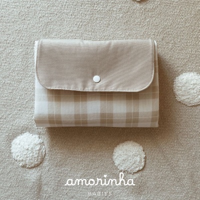Manta de bebé xadrez bege e branco com aba bege e botão branco