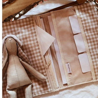 Organizador de tecido bege xadrez com brinquedo coelho de tecido