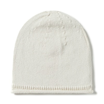 Gorro branco de malha com textura lisa e padrão de pontos