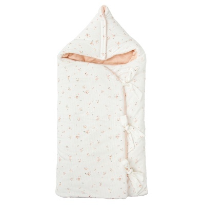 Saco de bebé branco com padrão floral rosa e laços laterais
