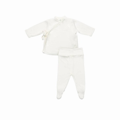 Conjunto branco de roupa de bebé com camisa de manga comprida e calças com pé.