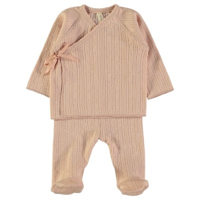 Conjunto de roupa de bebé em malha rosa clara com camisola e calças com pé