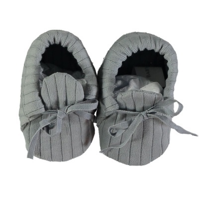 Sapatinhos de bebé em malha cinza com laço