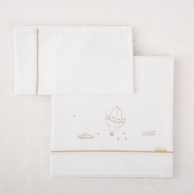 Conjunto de panos de tecido branco com bordado castanho e etiqueta