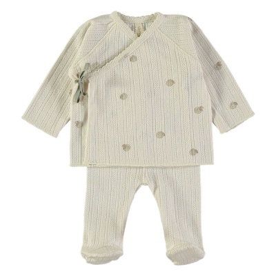 Conjunto de roupa de bebé em malha creme com pontos castanhos.