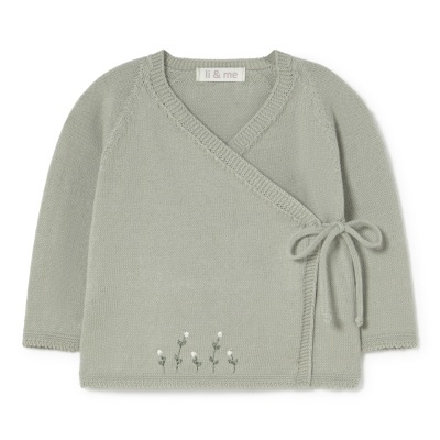 Casaco de malha verde claro com flores bordadas e laço lateral.