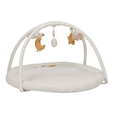 Tapete de atividades infantil creme com arco decorado e brinquedos pendurados.