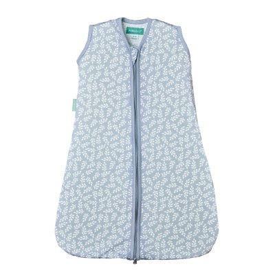 Saco de dormir de bebé cinzento claro com padrão branco de folhas e fecho ao centro